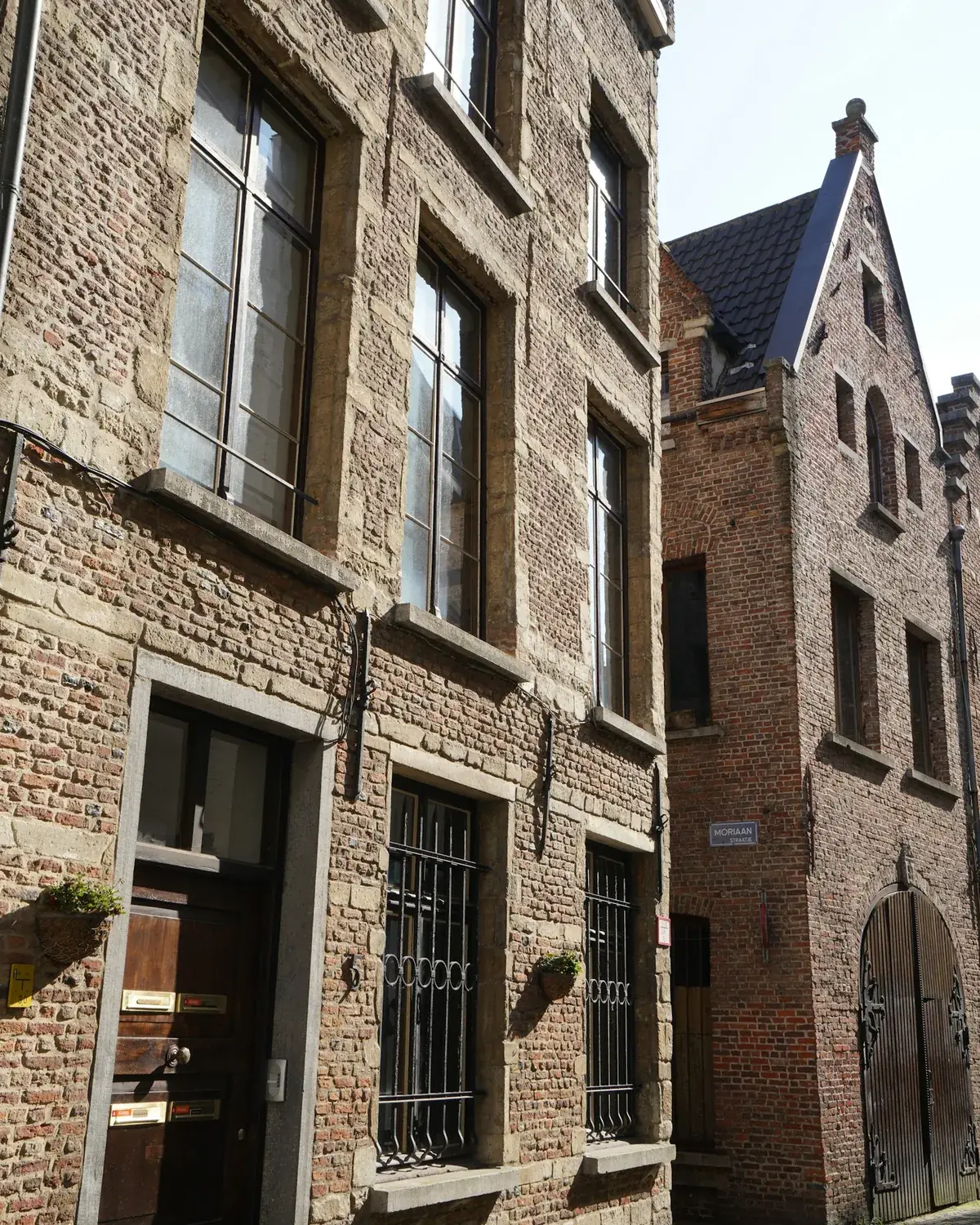 Bakstenen gevels van rijhuizen met een trapgevel